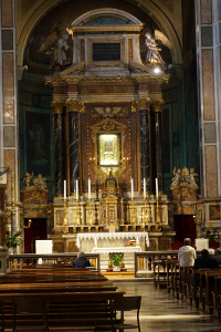 italy_rome_st_agostino_angel_beautiful_alter_people_praying_400