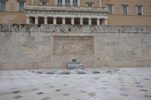 greece_athens_tomb_unknown_soldier_wwi_honor_tradition_high_step_ritual_parliament_building_400
