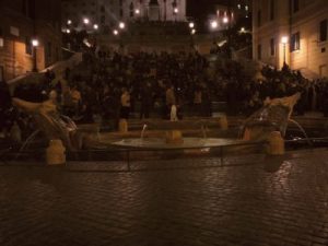 italy_rome_spanish_steps_romance_trinita_dei_monti_church_fountain_boat_bernini_prada_gucci_armani_valentino_night_people_400